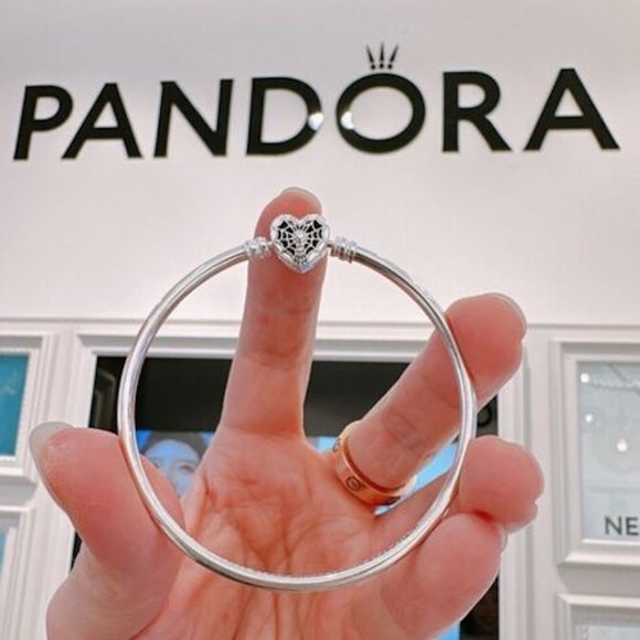 Pandora Moments Marvel Spider-Man Mask Clasp Bangle - Picture 3 of 9